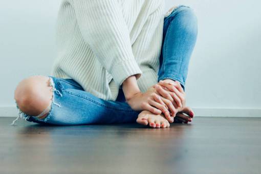 joven Adulto una persona estilos de vida etnia caucásica mujeres pierna humana mujer;piso;interior;hogar;comodidad;jeans