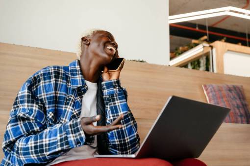 internet mujer adulta de tecnología;afroamericana;sonriente;computadora;hombres parlantes tecnología inalámbrica hombres de una persona