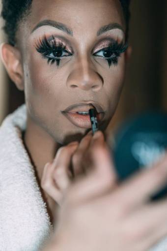 moda mujeres adultas primer plano hombre;lgbtq;diversidad belleza una persona adulto joven