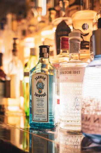 alcohol-drink alcohol bottle bar;drink;gin drink establishment bar