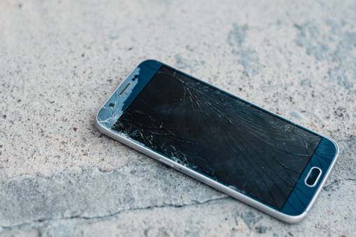 pantalla roto;teléfono celular;pantalla
