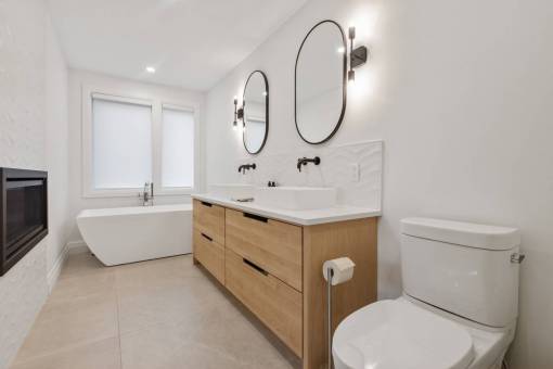 moderno grifo de bañera moderna; diseño moderno cuarto de baño doméstico interior