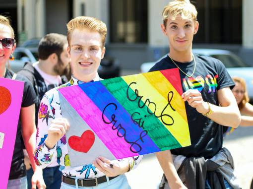 lgbtq felicidad lgbtq;orgullo;desfile de niños de etnia caucásica hombres alegres y sonrientes