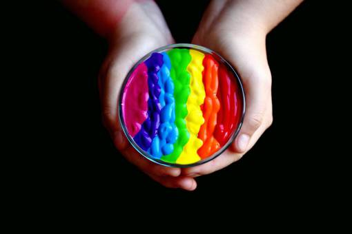 lgbtq mano humana lgbtq multicolor;orgullo;colores primer plano amarillo niño divertido