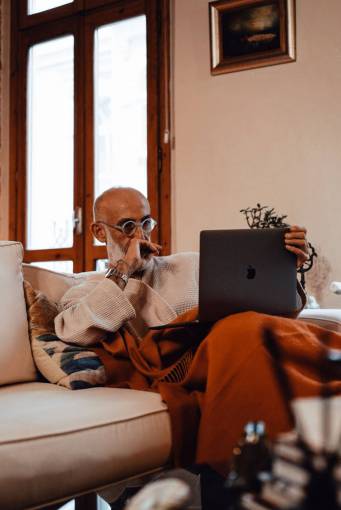 internet estilos de vida una persona hombres adentro hombre; oficina en casa; adulto trabajando sentado
