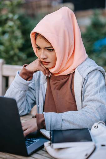 internet estilos de vida mujeres una persona joven adulto musulmán; mujer; portátil adulto al aire libre