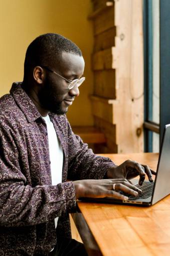 internet hombre;trabajando;escritorio hombres hombres trabajando una persona portátil adulto