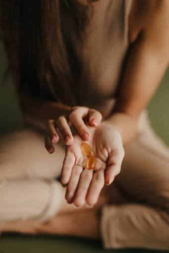 medicina medicina mujeres mujer;pils close-up pill mano humana estilos de vida