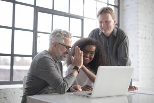 negocios hombres en el interior de la oficina trabajo en equipo de adultos; trabajo en equipo de empresarios exitosos