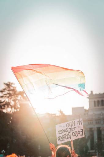 bandera aire libre diversión juguete libertad verano lgbtq;orgullo;bandera cometa