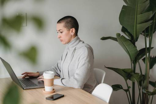 negocios Mujer tecnológica; oficina en casa; trabajo en interiores, oficina, una persona, hombres trabajadores.