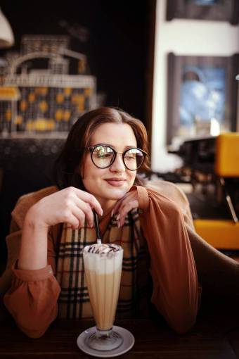 woman;bar;coffee one person smiling lifestyles caucasian ethnicity drink women
