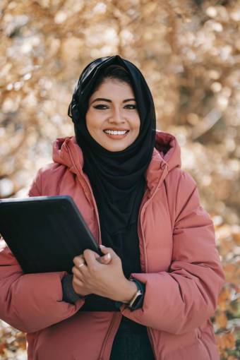 invierno Mujeres adultas jóvenes al aire libre sonriendo una persona musulmana;mujer;adulto portátil