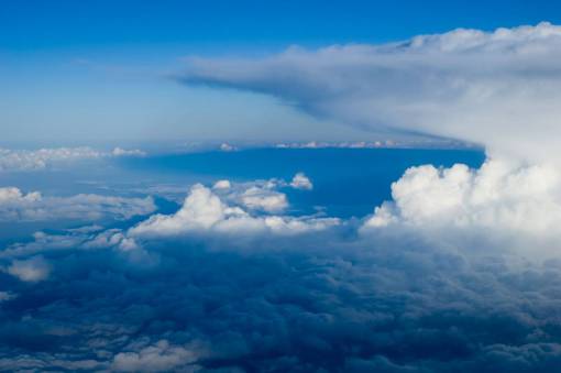 arriba nubes de aire cielo azul desde arriba desde avión