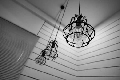 colgando lámpara de luz en blanco y negro diseño de interiores colgando