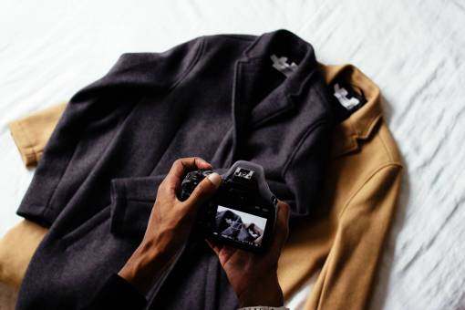 abrigo ropa marrón chaqueta negra abrigo cámara mano