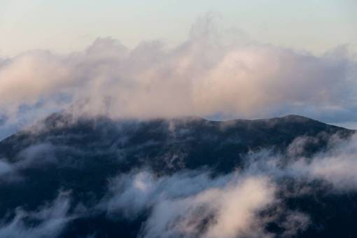 atmosfera nubes paisaje de montaña cielo tenue paisaje con nubes naturaleza