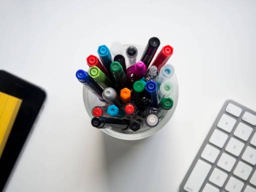 teclados colorido marcador de pluma dibujo artístico oficina de la escuela