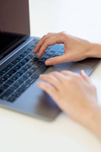 teclados computadora portátil trabajando escribiendo manos teclado trabajo