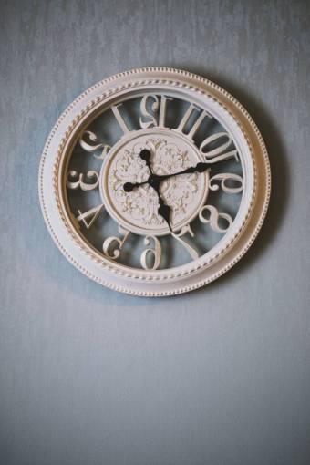reloj contemporáneo reloj de pared tiempo antiguo manos retro