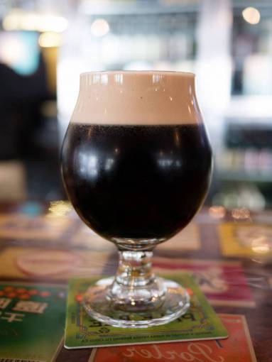 elaborate dark beer  stout  glass  bar  bokeh  alcohol  brew
