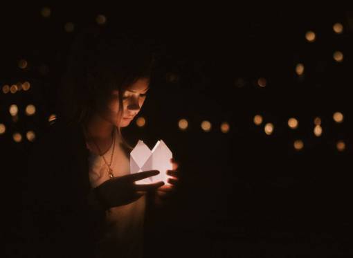 noche oscura luces bokeh gente niña mujer