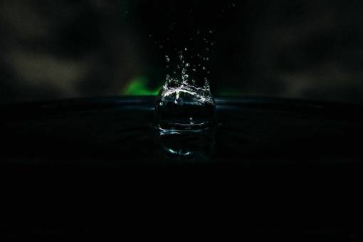 salpicadura salpicaduras de líquido de agua oscura aqua