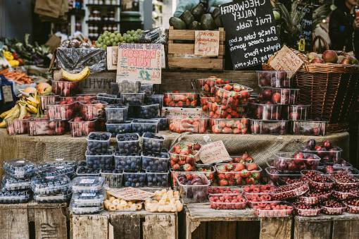 apple puesto en el mercado de frutas comida fresca orgánica fresa