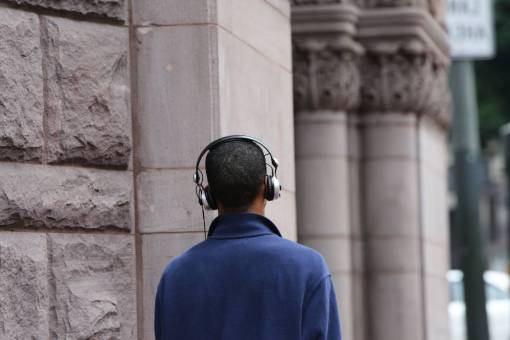 auriculares chico hombre gente auriculares ciudad urbana