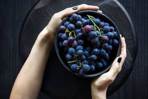 grape hand  arm  people  girl  bowl  grape  fruit