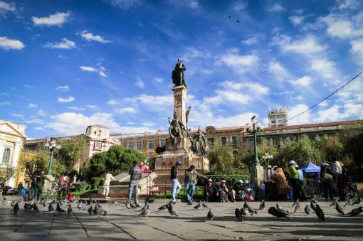 bolivia La Paz Bolivia monumento histórico estatua personas peatones