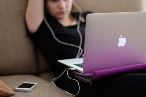 apple laptop apple personas mujer teléfono auriculares earpods