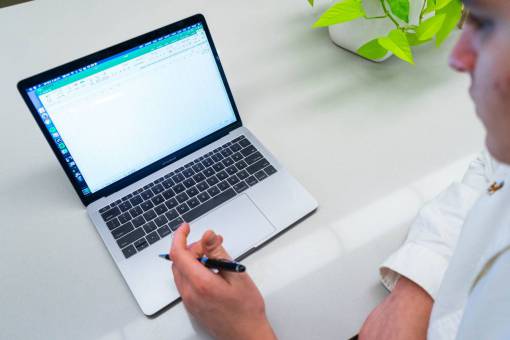 desarrollo portátil escribiendo trabajo desarrollador diseñador macbook negocio
