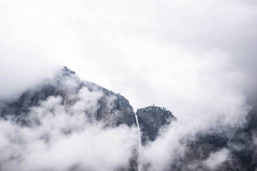 pico de la montana picos de las montañas cumbre sobre las nubes paisaje de acantilados brumosos