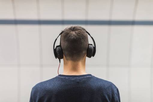 auriculares gente hombre auriculares música sonido concentrado