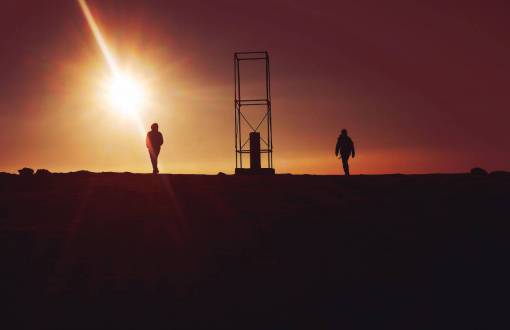 para caminar gente caminando silueta sol luz del sol naranja