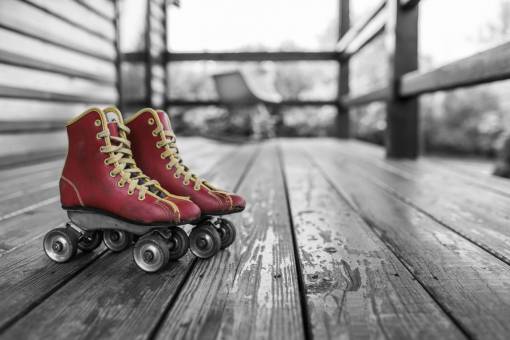 cubierto patines rojos cordones ruedas porche cubierta de madera