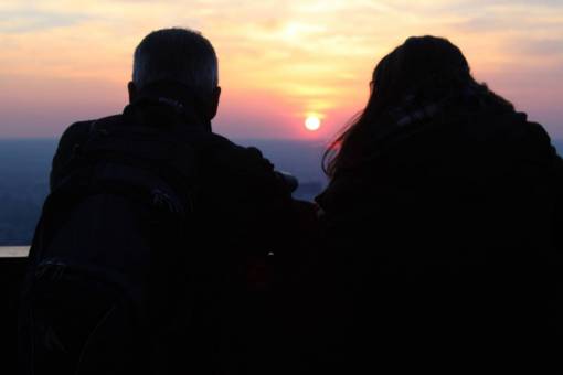 datos silueta mujer hombre pareja gente saliendo cielo
