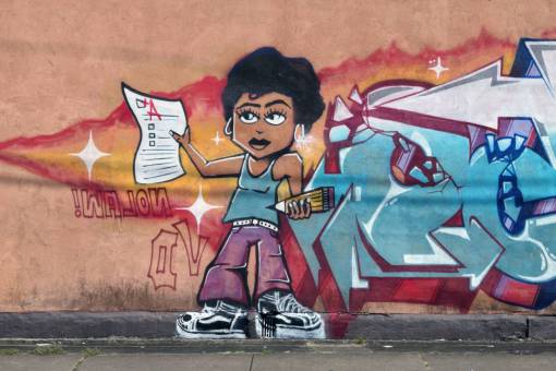 artista pintura de arte callejero con aerógrafo edificio artista urbano