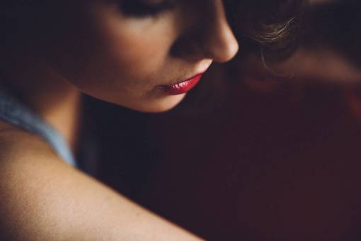 tristeza mujer niña dama gente asentir inclinarse