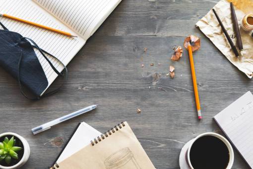 parte superior escritorio de escritura plano laicos lápiz bolígrafo café