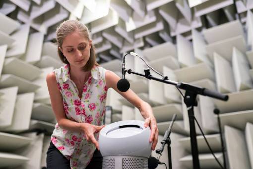 vector Mujer ingeniero acústico haciendo pruebas en laboratorio