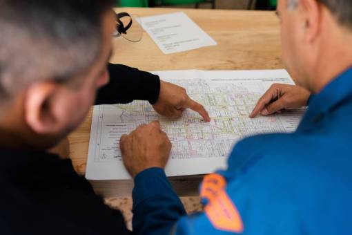 conceptos Arquitectos revisando un plano en la oficina