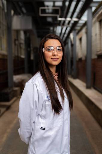 medicina Mujer bióloga mirando a la cámara con gafas protectoras
