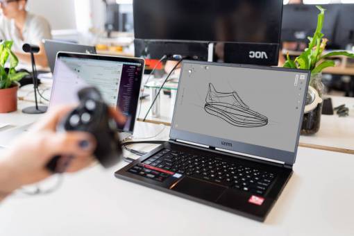 pc Ingeniero diseñando una zapatilla en la pc
