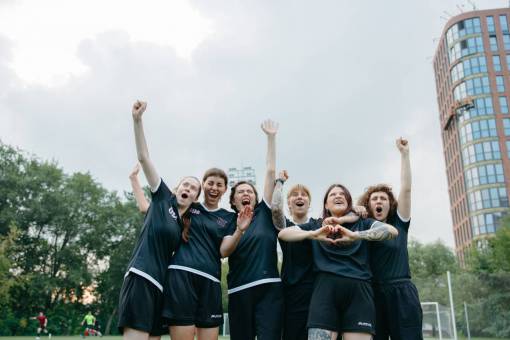 hembra Equipo de fútbol femenino celebrando