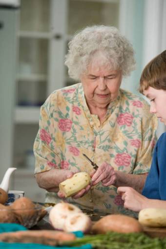 hembra Abuela cocinando con su nieto