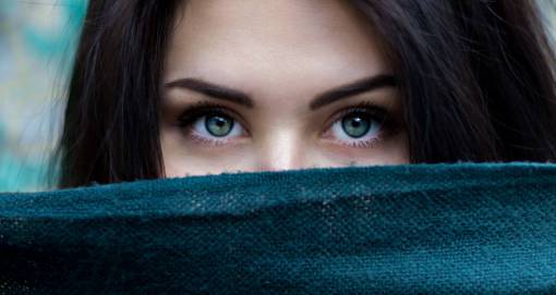 Mirada de una bella joven de ojos verdes
