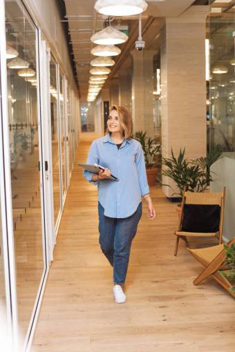 hembra Mujer de mediana edad caminando en la oficina