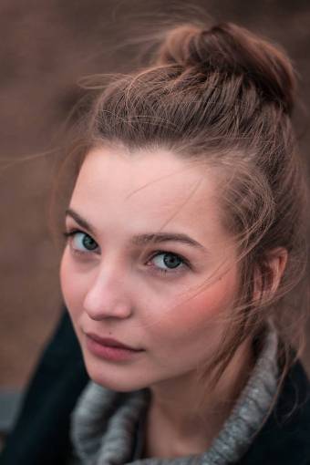 Portrait fo a young woman with green eyes